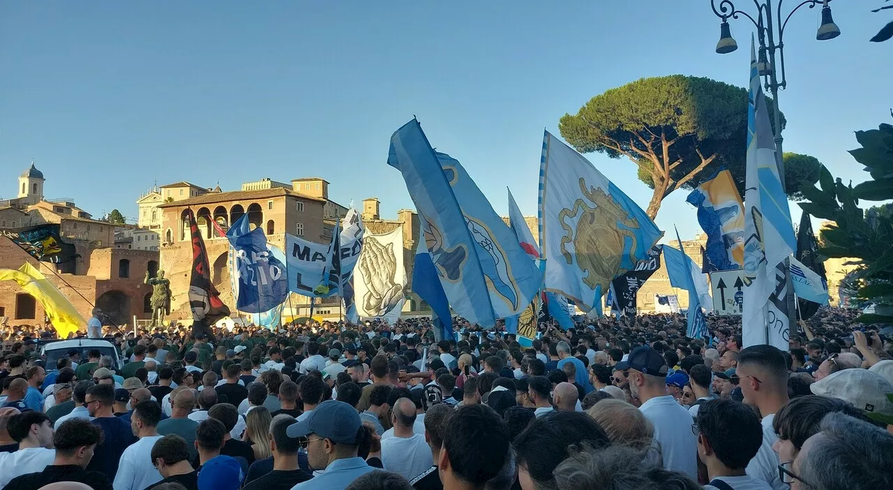 Lazio, marea biancoceleste ai Fori Imperiali contro Lotito. «La politica lo ha messo, la politica deve toglier
