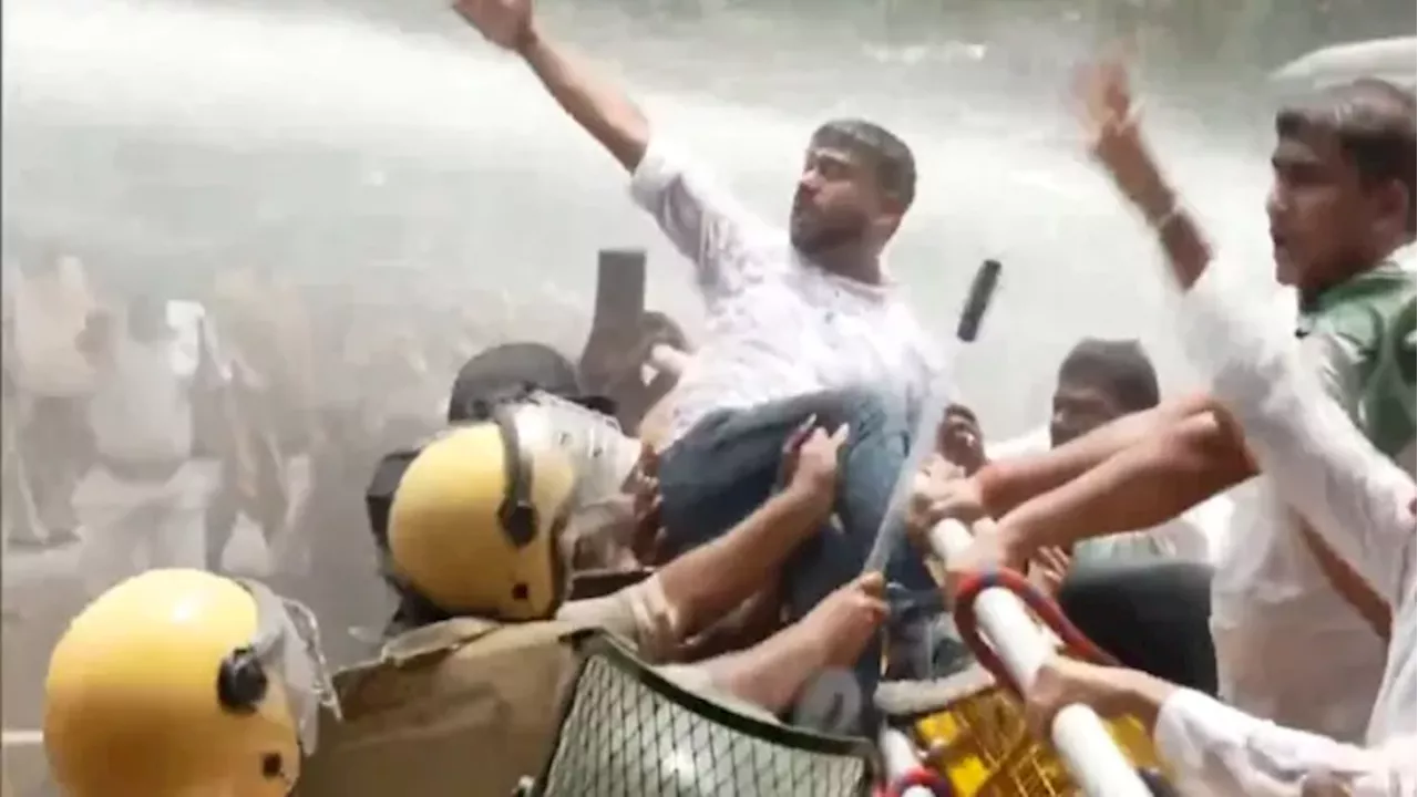 सौम्याश्री सुसाइड केस: ओडिशा में BJD कार्यकर्ताओं का हल्लाबोल, वाटर कैनन और आंसू गैस के गोले दागे