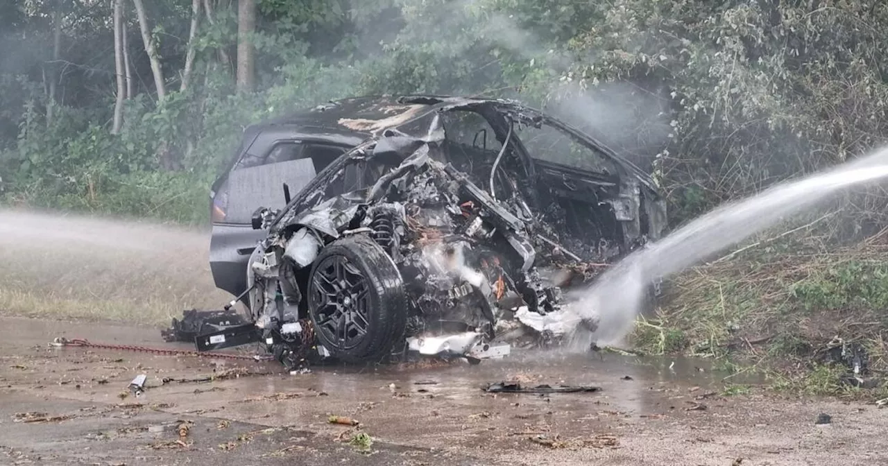 Bezirk Mödling: Elektroauto geht nach Unfall in Flammen auf