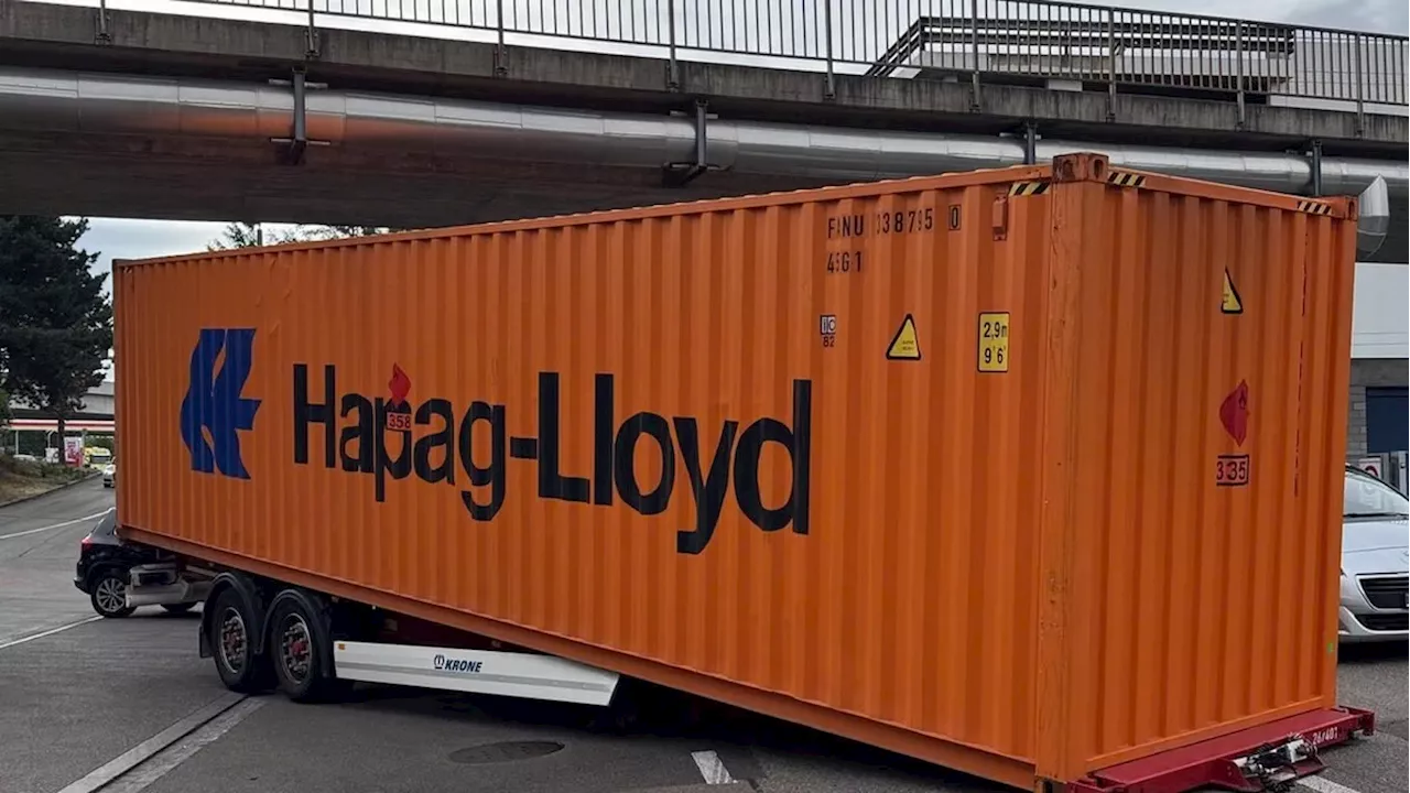 Basel BS: Sattelschlepper verliert Auflieger