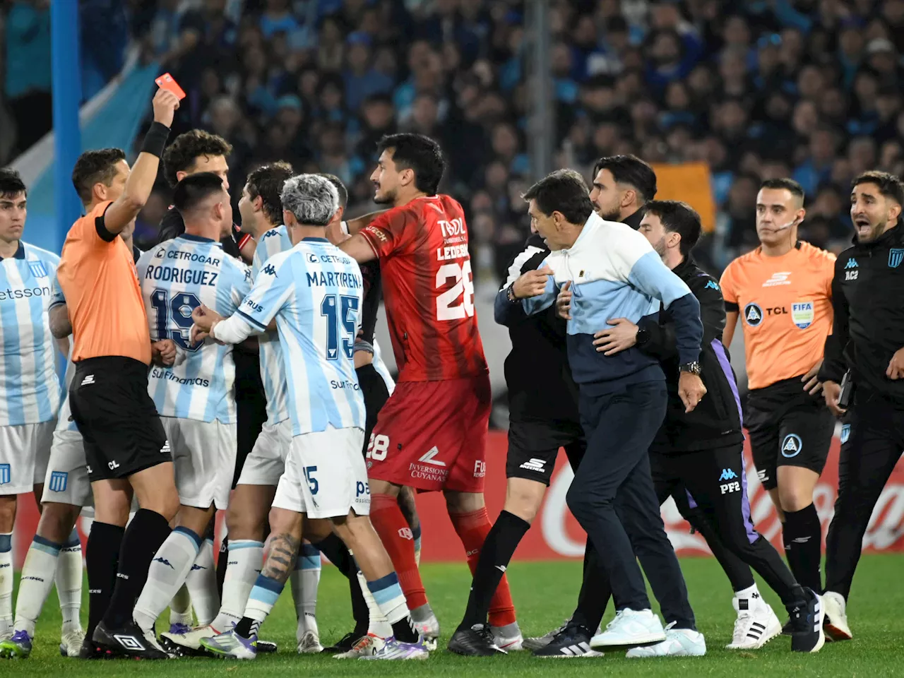Leve sanción para Gustavo Costas tras su ataque de furia por el penal agónico en Racing vs Barracas Central: multa y qué curso deberá realizar
