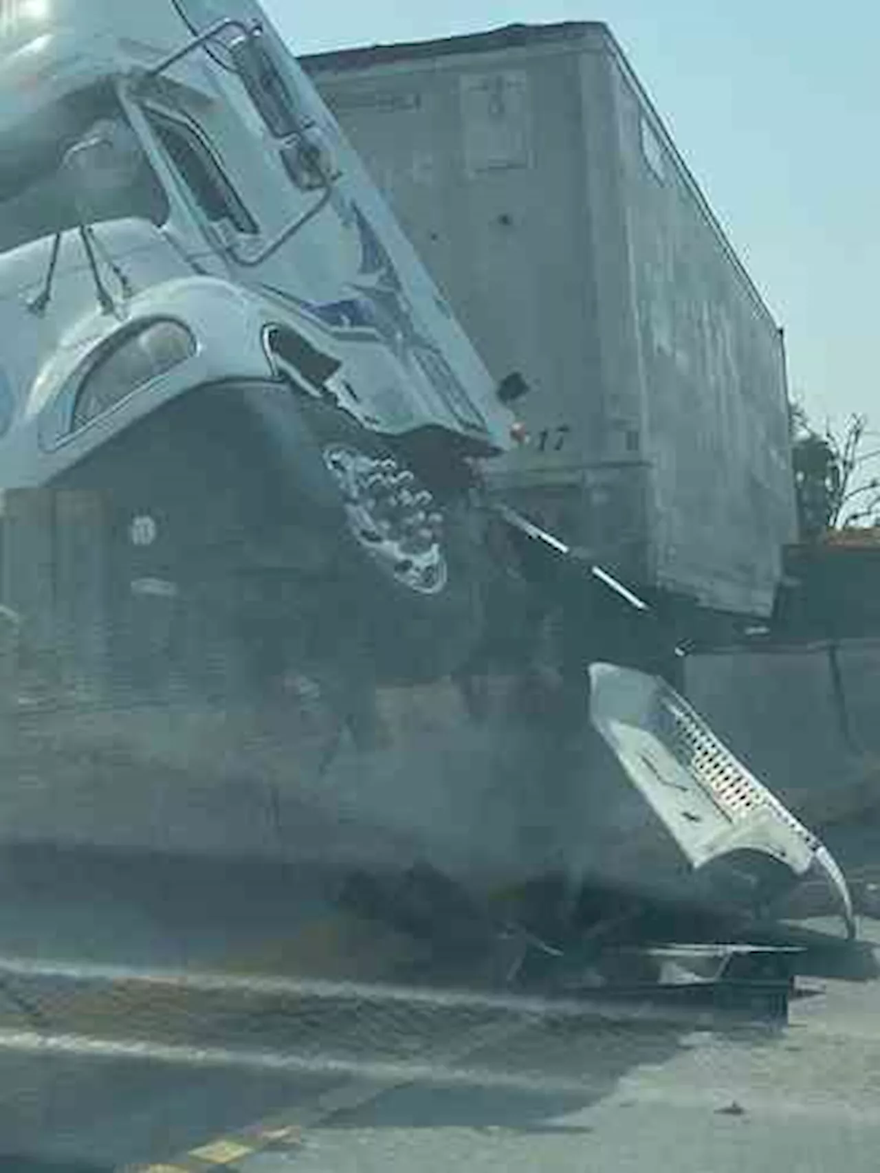 Tráiler terminó sobre muro de contención, en autopista de Amatlán