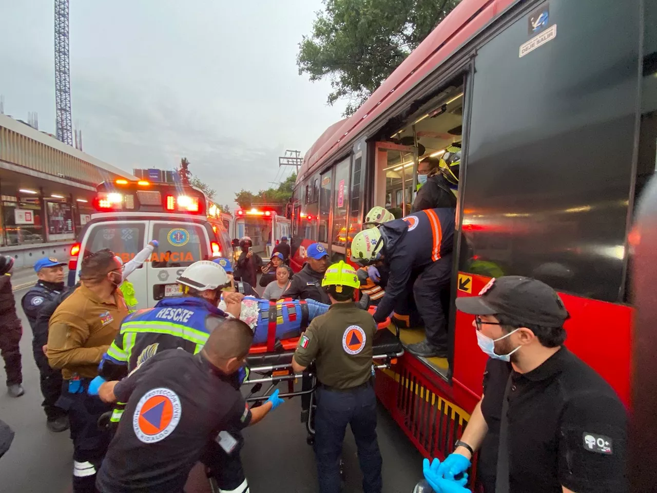 Choque entre Metrobús y automóvil deja al menos 10 personas heridas en la colonia Escandón; entre los lesionados hay un menor de edad