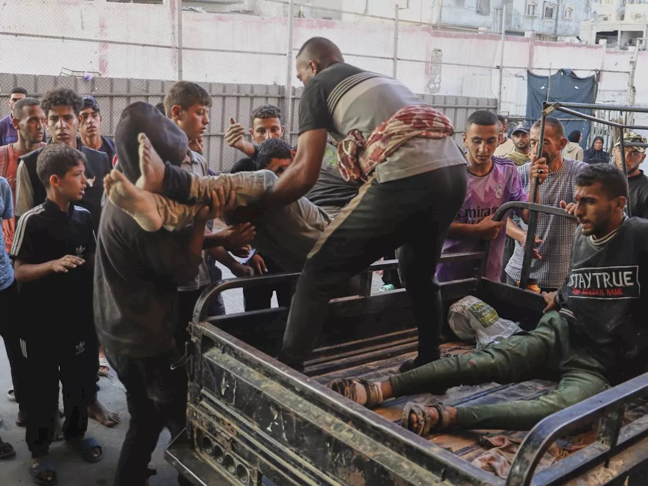 Continuano i raid a Gaza. Parolin: 'Legittimo dubitare che l'attacco alla chiesa sia un errore'