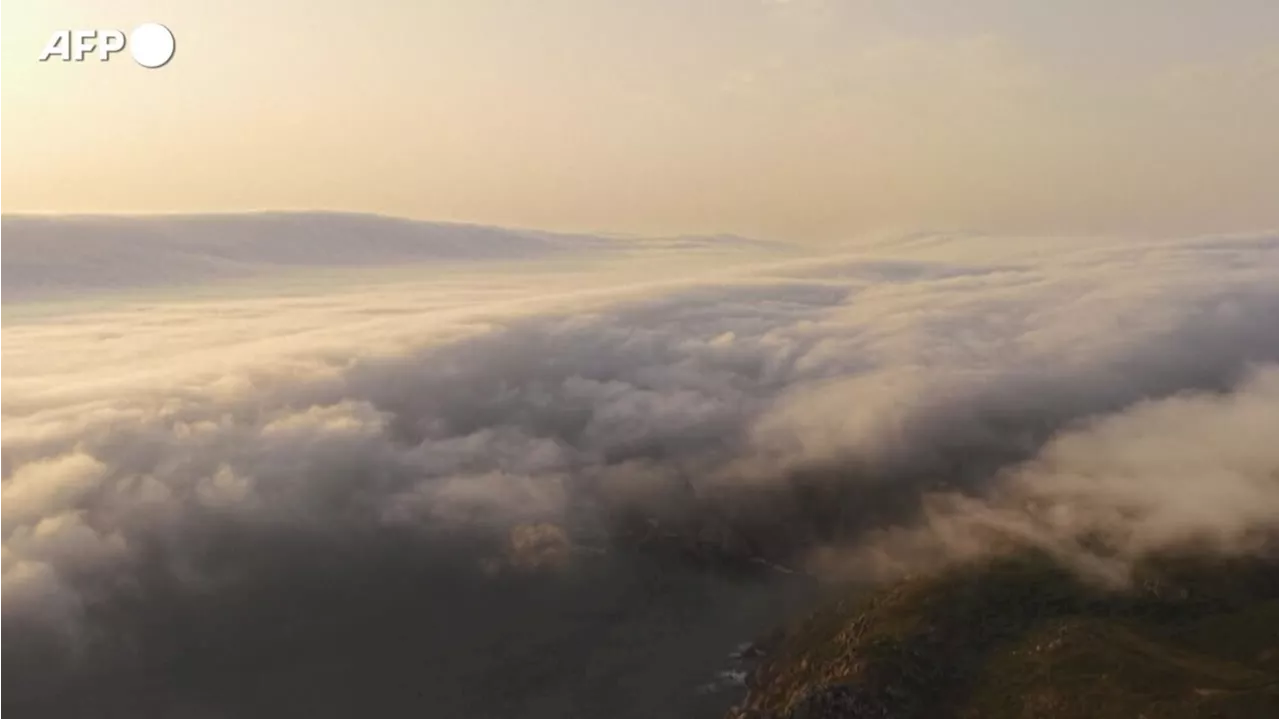 Portogallo, il raro fenomeno del 'roll cloud' su Cabo da Roca