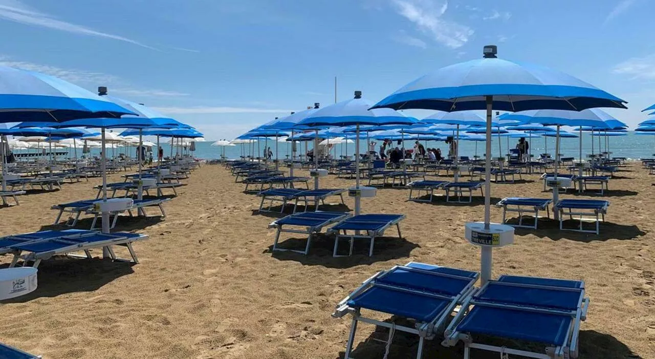 Caldo, come difendersi dall’afa: in città attenzione all'asfalto e finestre chiuse, al mare mangiare frutta, i