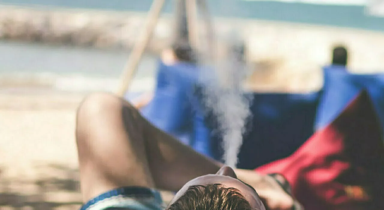 Fumo, sigaretta vietata in spiaggia: dalla Sardegna a Puglia, Veneto e Romagna, l'elenco delle località dove s