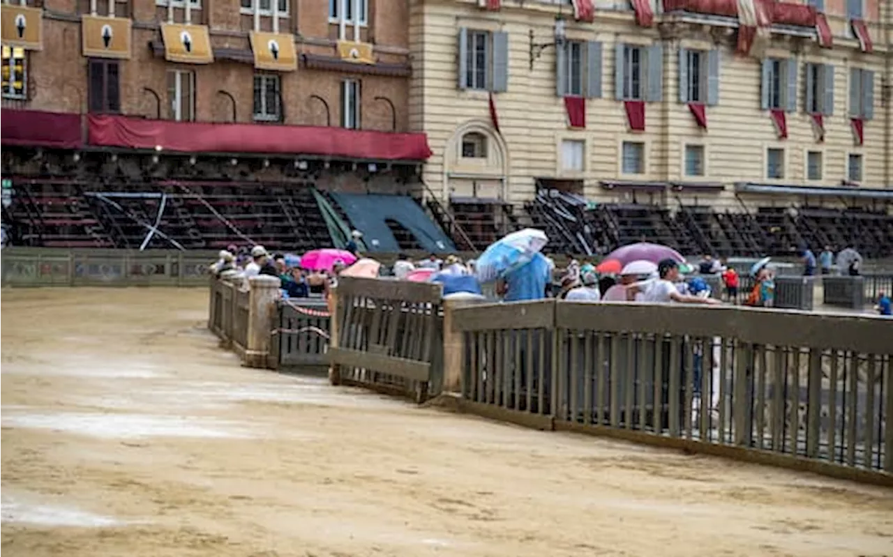 Palio di Siena rinviato per maltempo, pioggia su Piazza del Campo