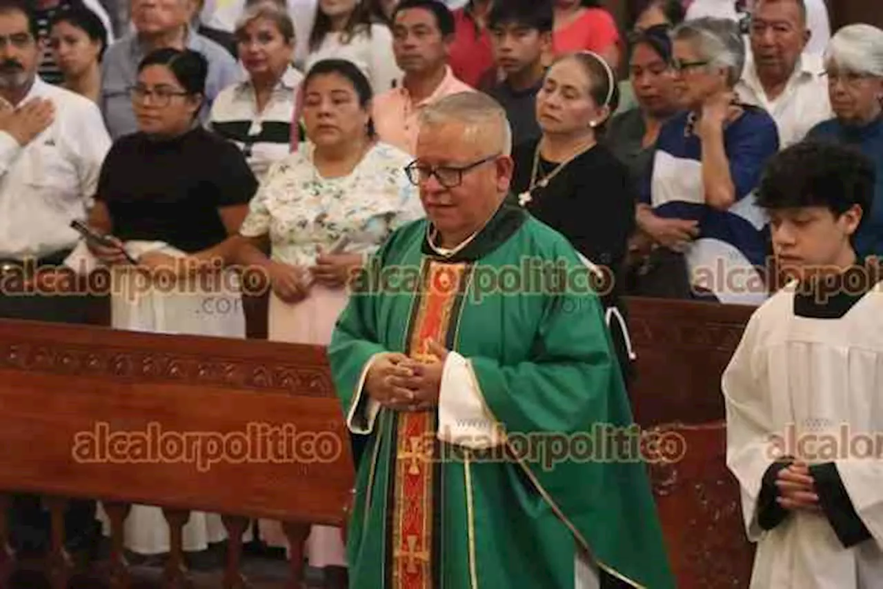Párroco José Ignacio Barrera pide a xalapeños orar por los migrantes, en misa dominical