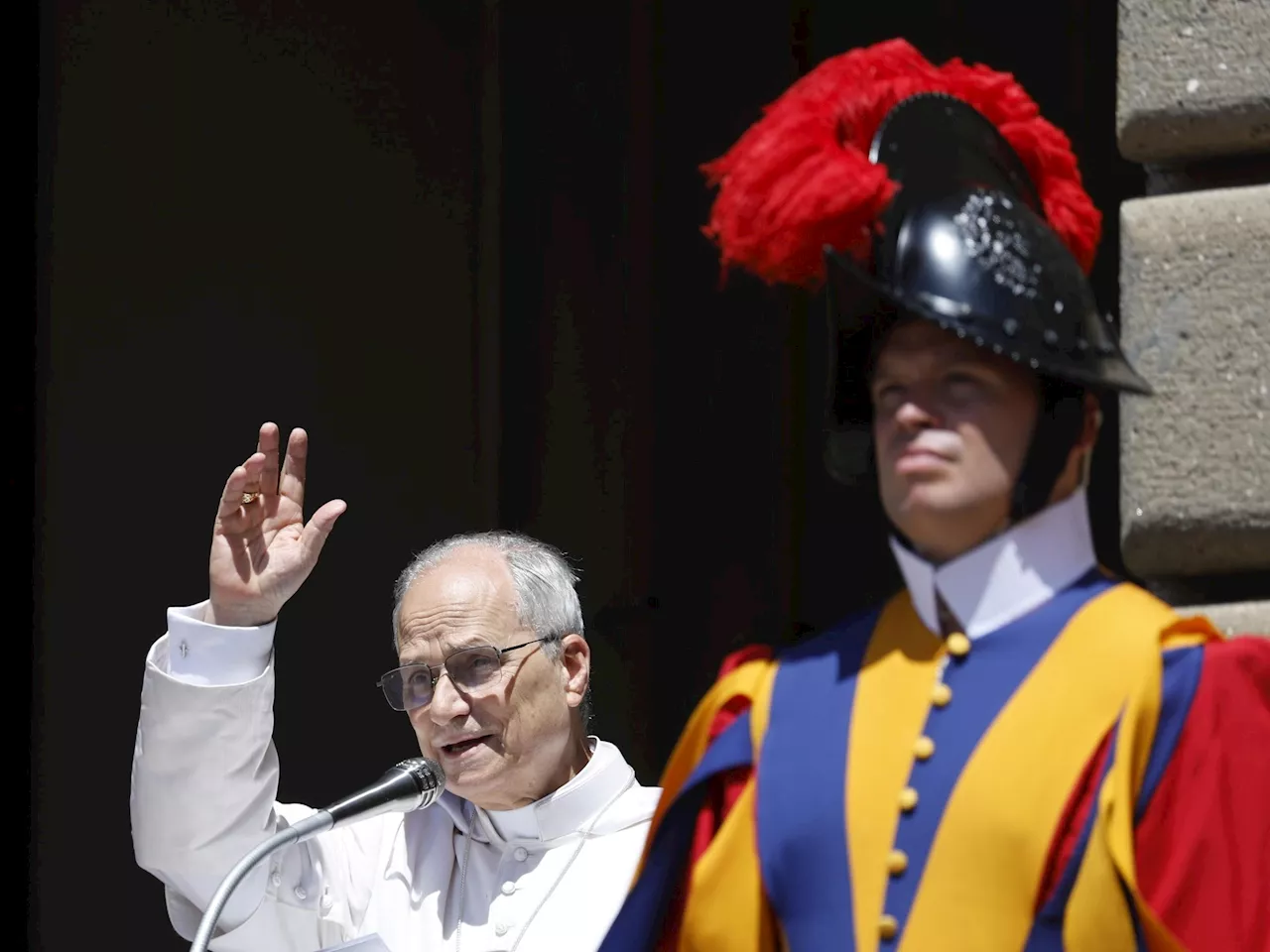 El papa León XIV expresó su 'profundo dolor' por el bombardeo de Israel a la iglesia de la Sagrada Familia y exigió que se respeten los derechos humanos en Gaza