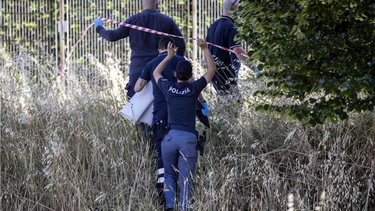 Giallo a Roma, il cadavere di una donna è stato trovato in una sterpaglia. Indaga la polizia