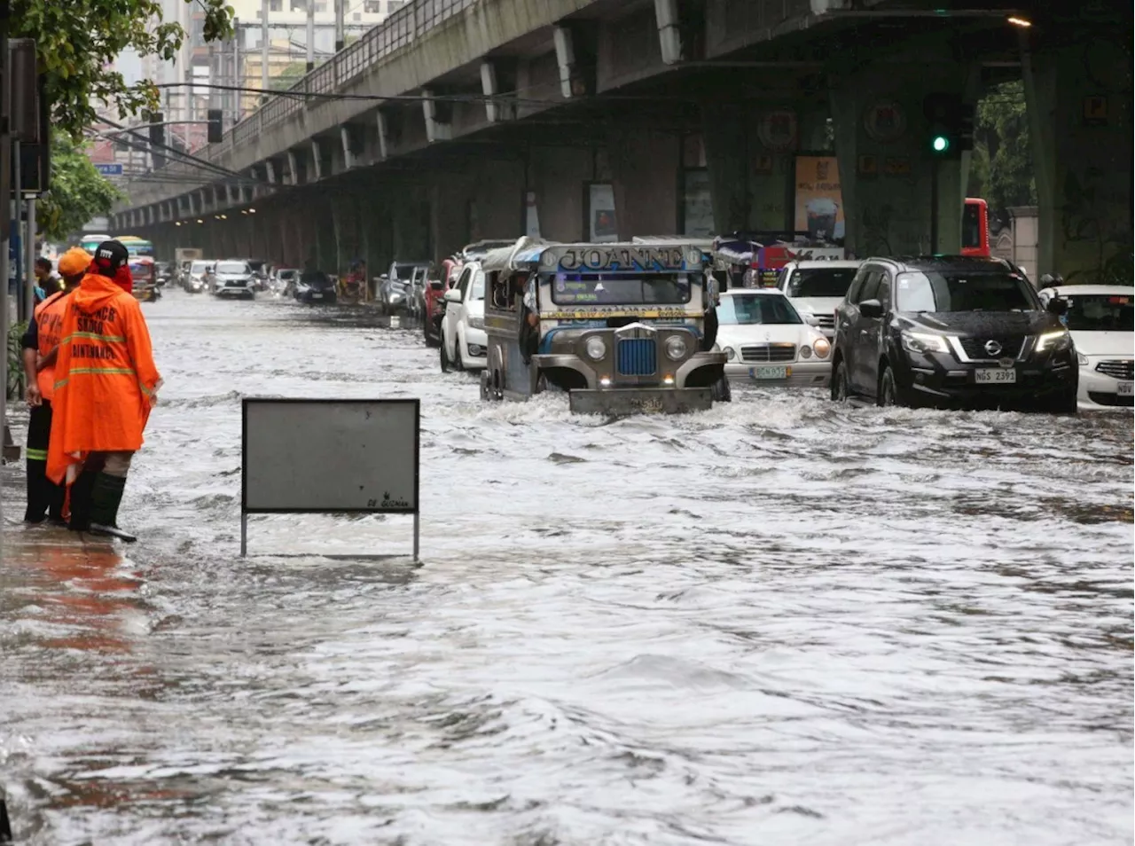 Some roads in Manila flooded, not passable to light vehicles