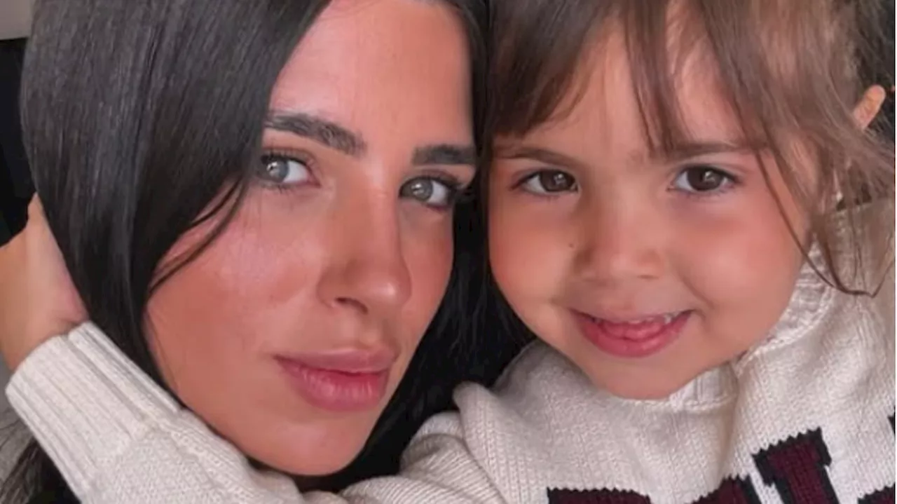 Olivia, la hija de Enzo Fernández, posó para su mamá con una cartera Dolce & Gabbana que lleva una Labubu