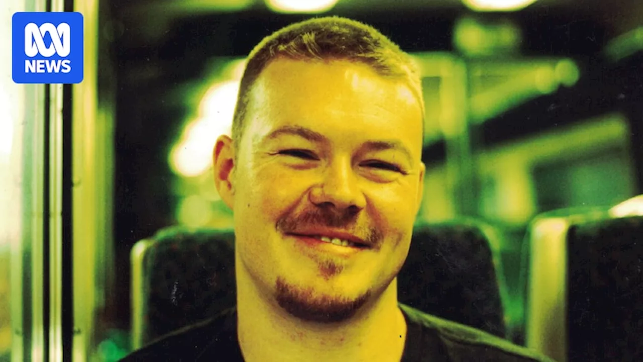 Police renew appeal for information over 2005 disappearance of Sydney man Simon Knight