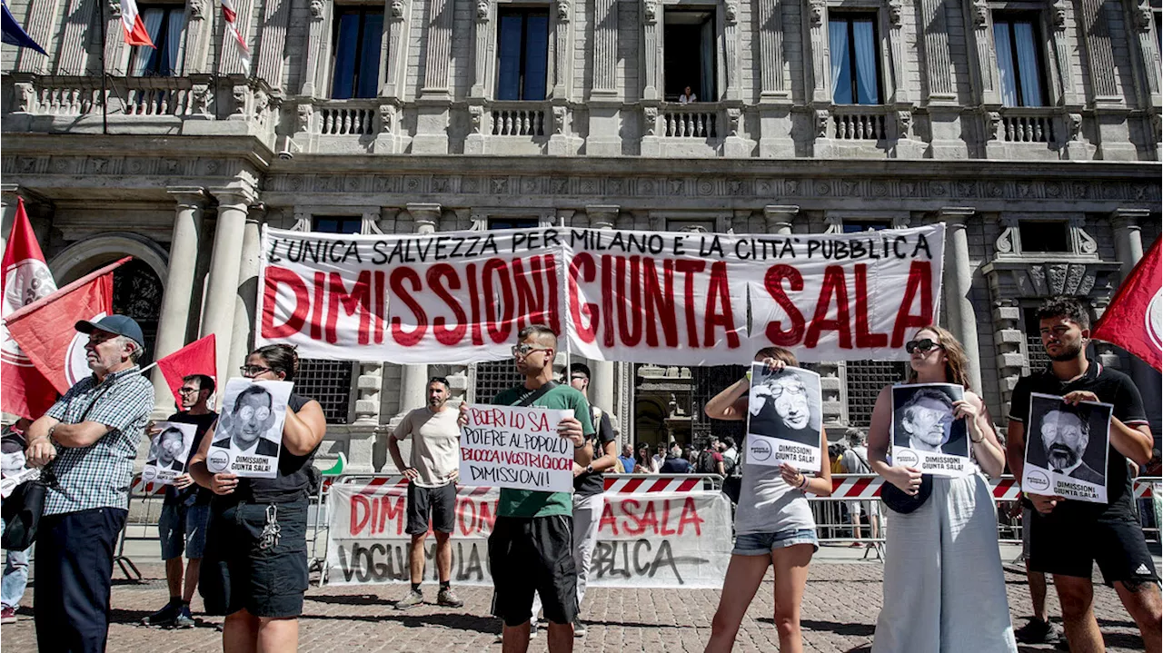 A Milano protesta in piazza della Scala: 'La giunta Sala di dimetta'