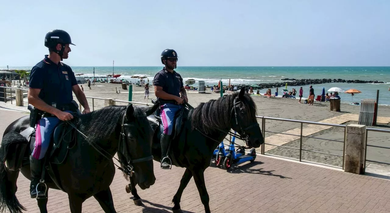 Pedofilo molesta una ragazzina in spiaggia, accerchiato e picchiato dalla folla a Ostia. Lo salvano i polizio