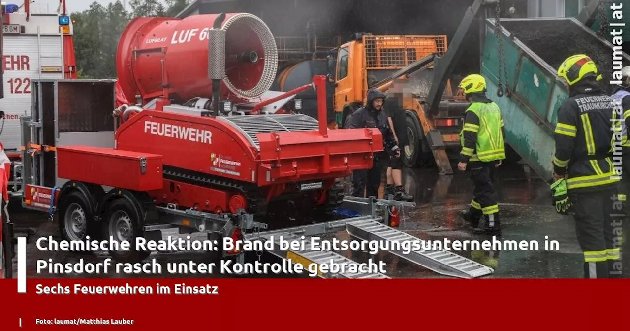 Chemische Reaktion: Brand bei Entsorgungsunternehmen in Pinsdorf rasch unter Kontrolle gebracht