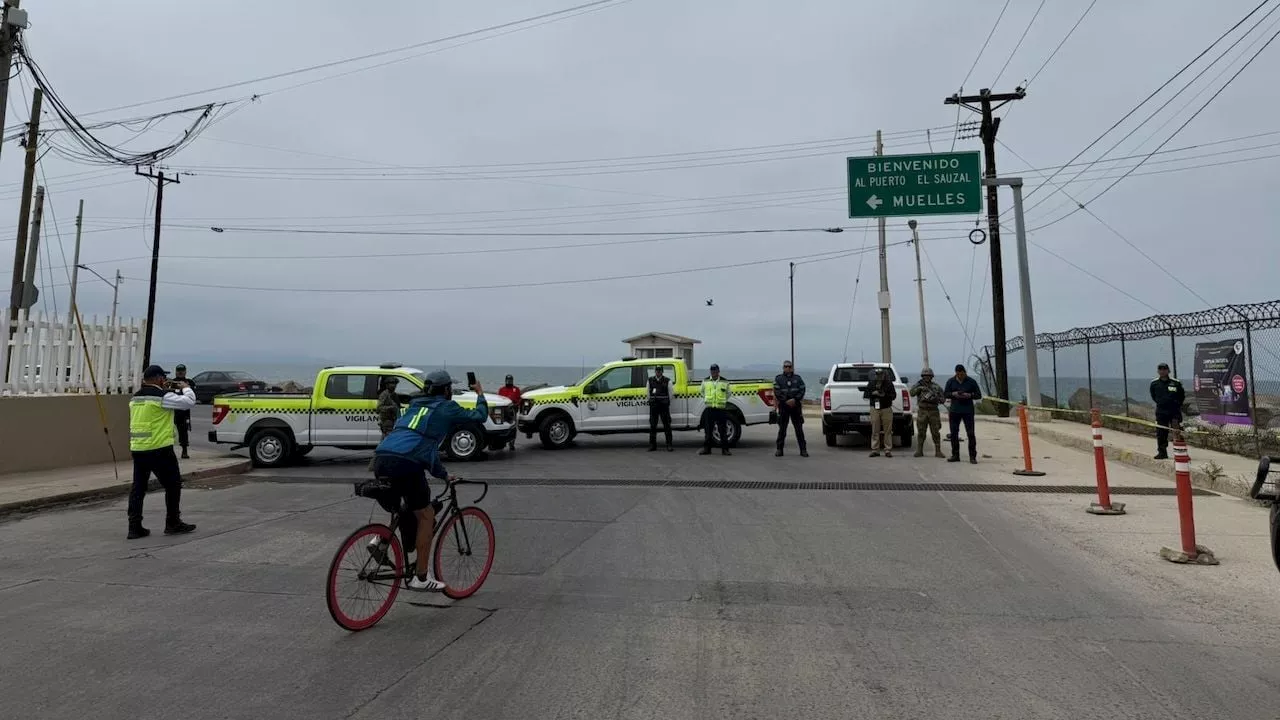 Frenan militares y antimotines a ciclistas que rechazan ampliación de puerto en Ensenada