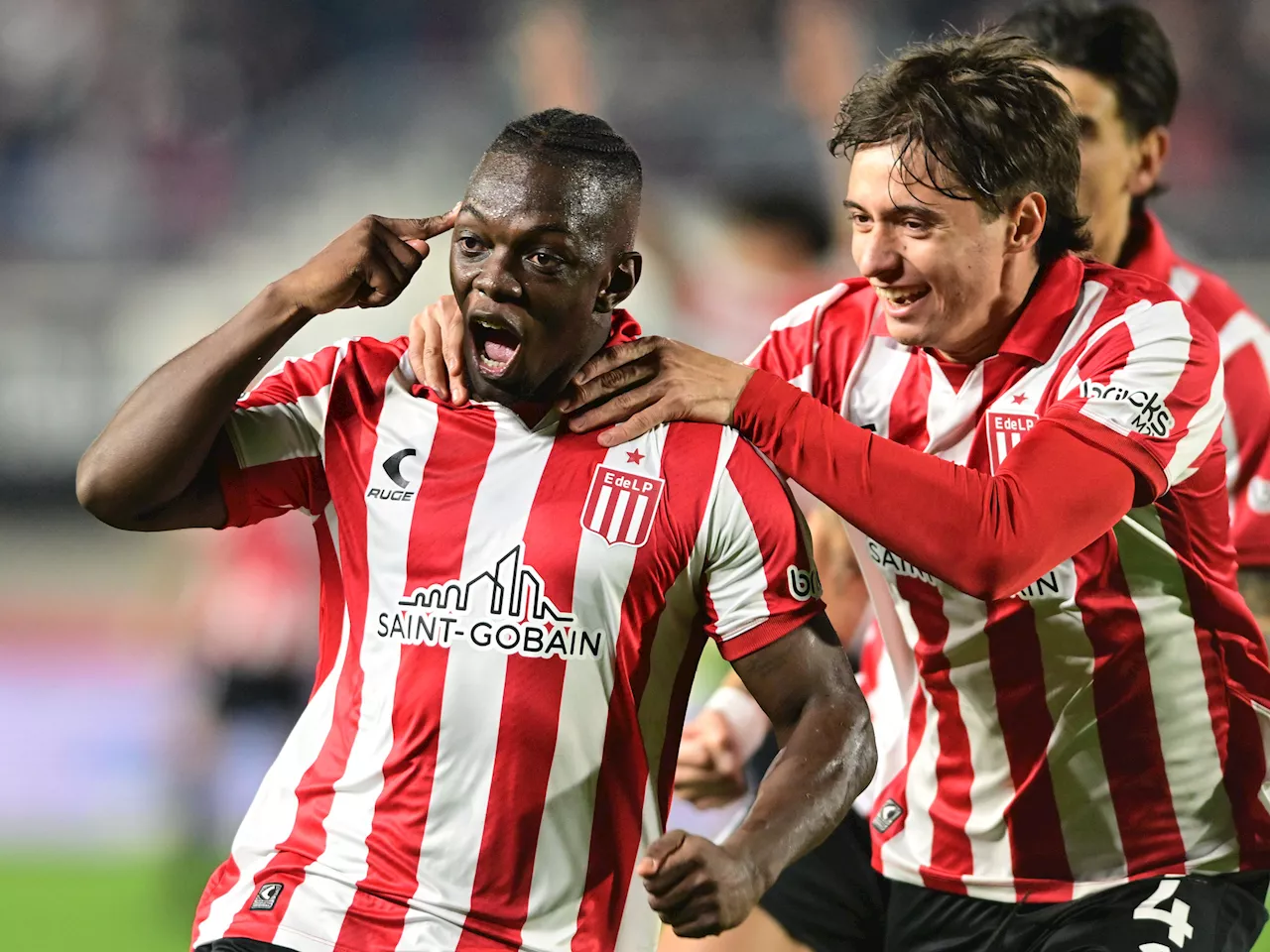 Eduardo Domínguez recibió el apoyo de la gente y los futbolistas de Estudiantes reaccionaron a tiempo para la remontada frente a Huracán