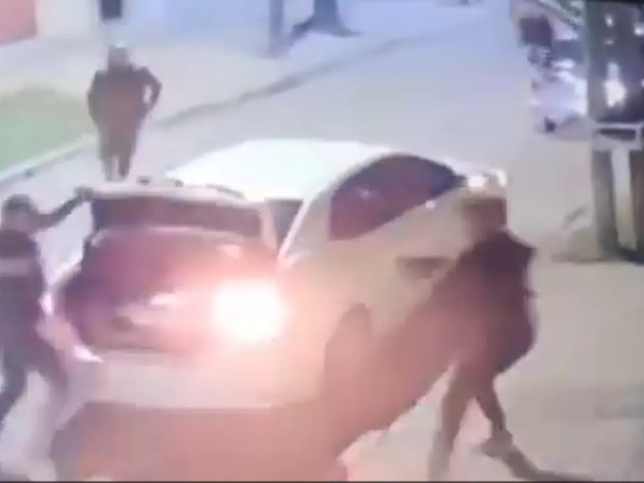 Un gendarme se defendió a los tiros de cinco ladrones cuando volvía de un cumpleaños con su familia: 'No les salió el disparo'