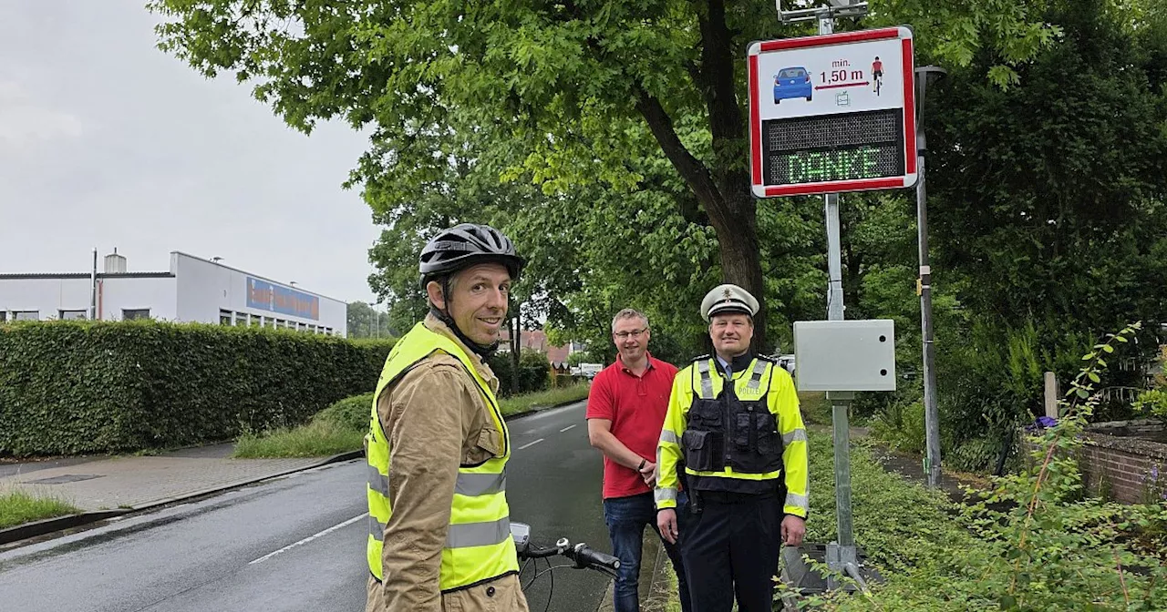 Neues Display soll im Kreis Höxter Sicherheit beim Überholen von Fahrrädern verbessern