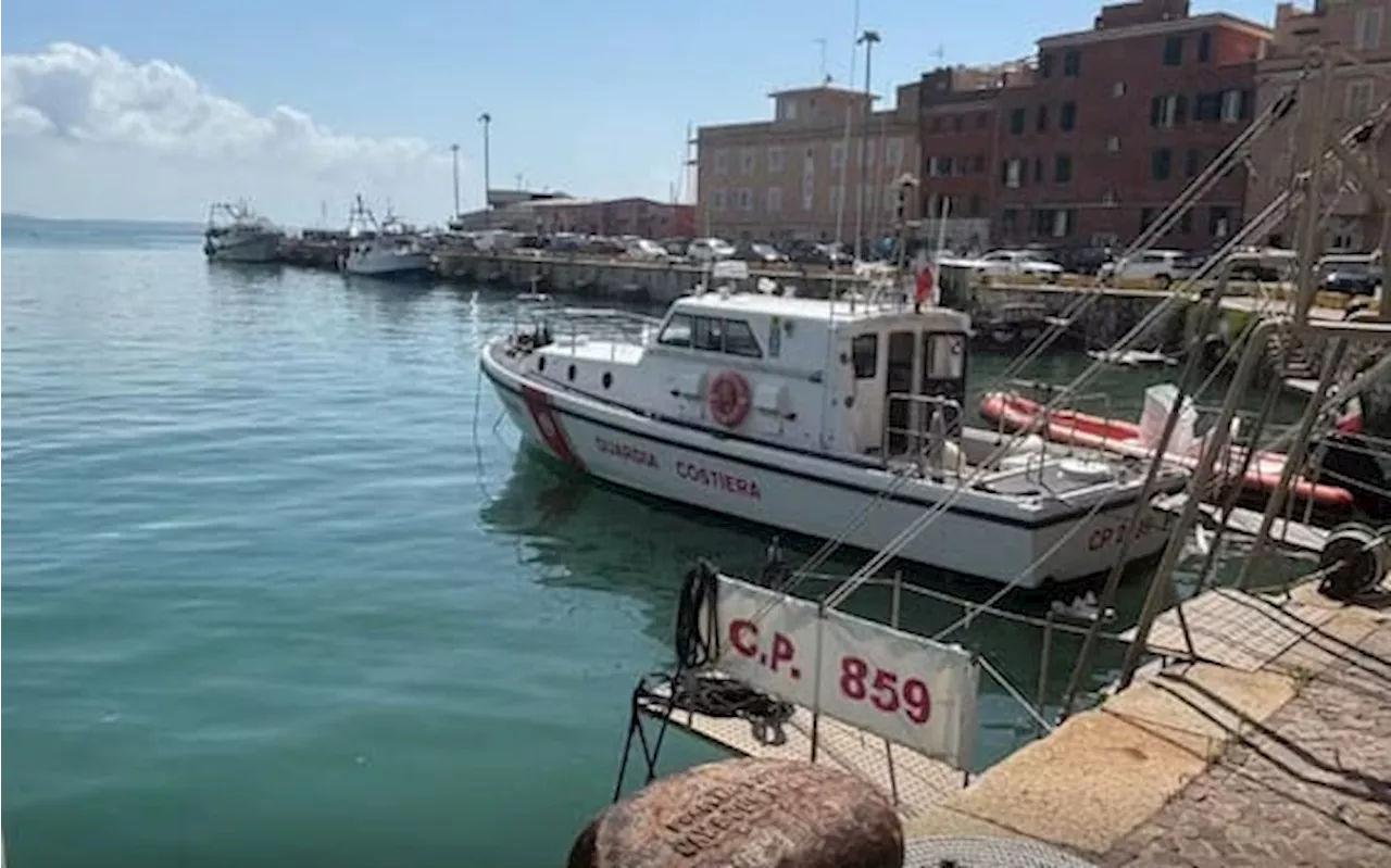 Peschereccio si ribalta al largo di Anzio, un uomo disperso. Ricerche in corso