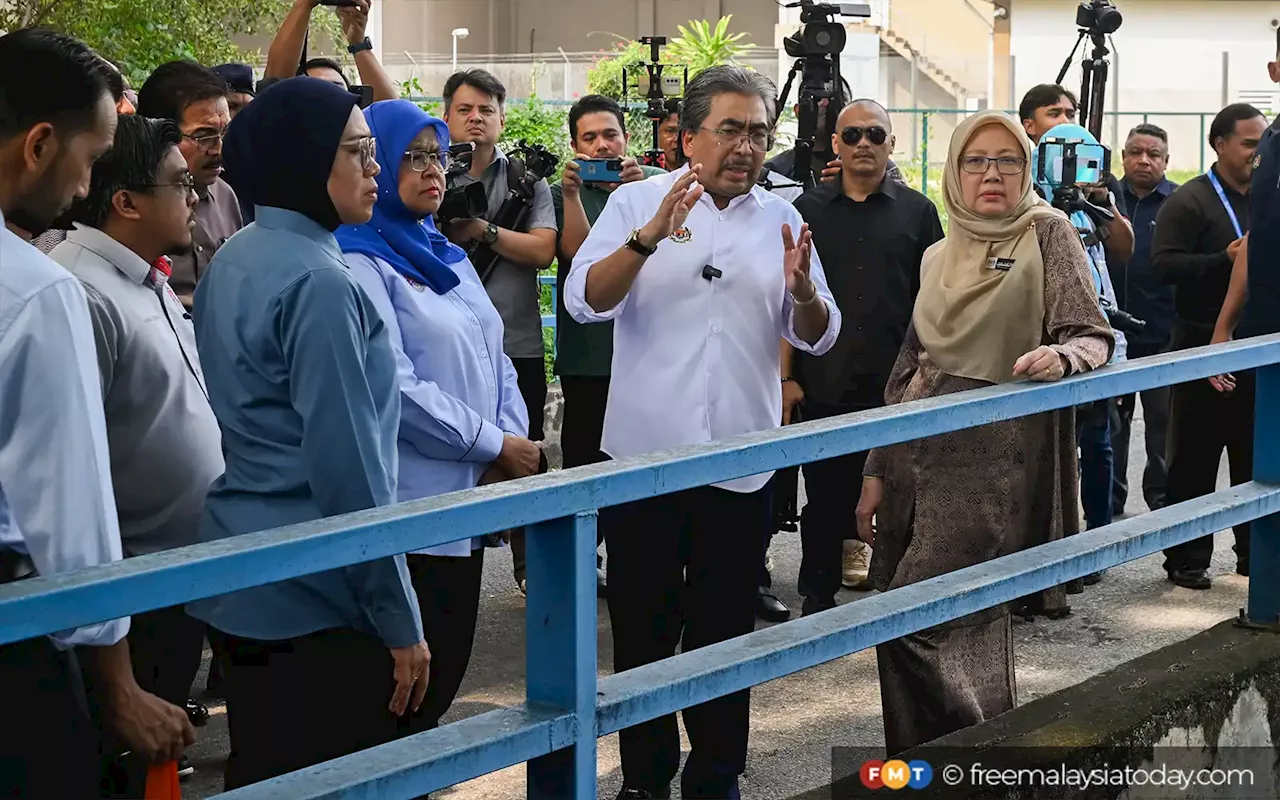 Desa Pandan stalls will not be demolished, says Johari