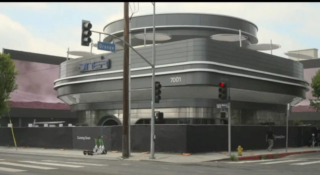 Los Angeles, in fila per l'apertura del futuristico Tesla Diner