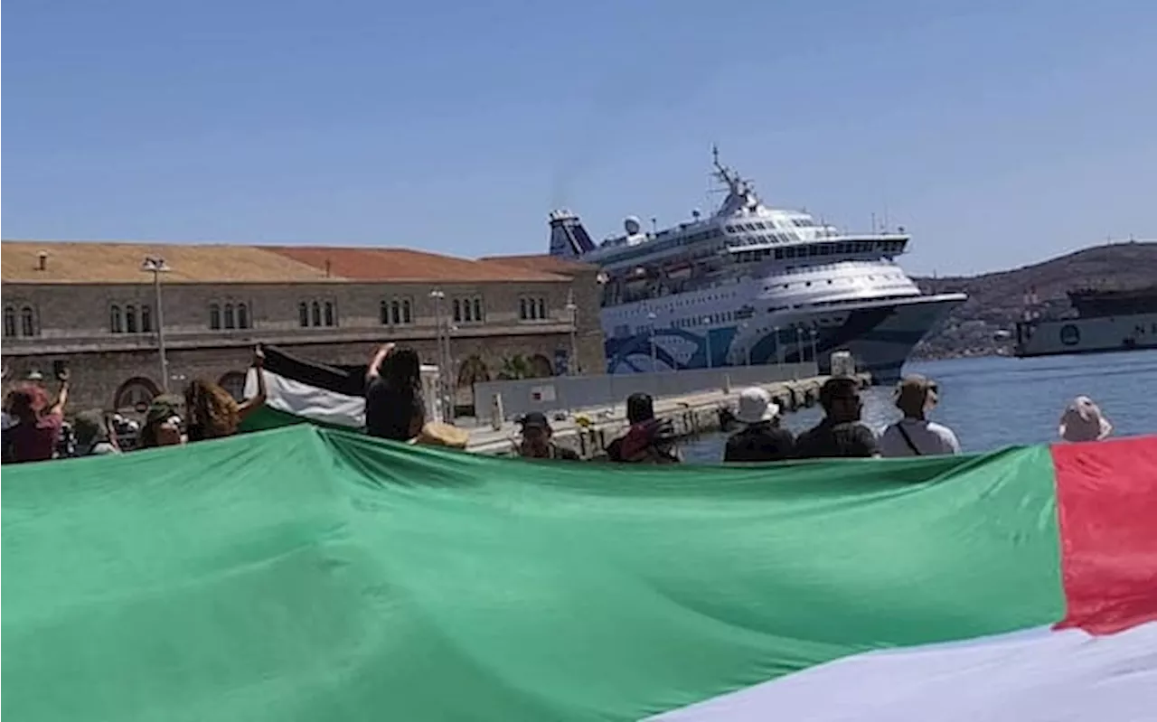 Grecia, manifestanti pro-Pal impediscono sbarco a crociera israeliana: nave va a Cipro