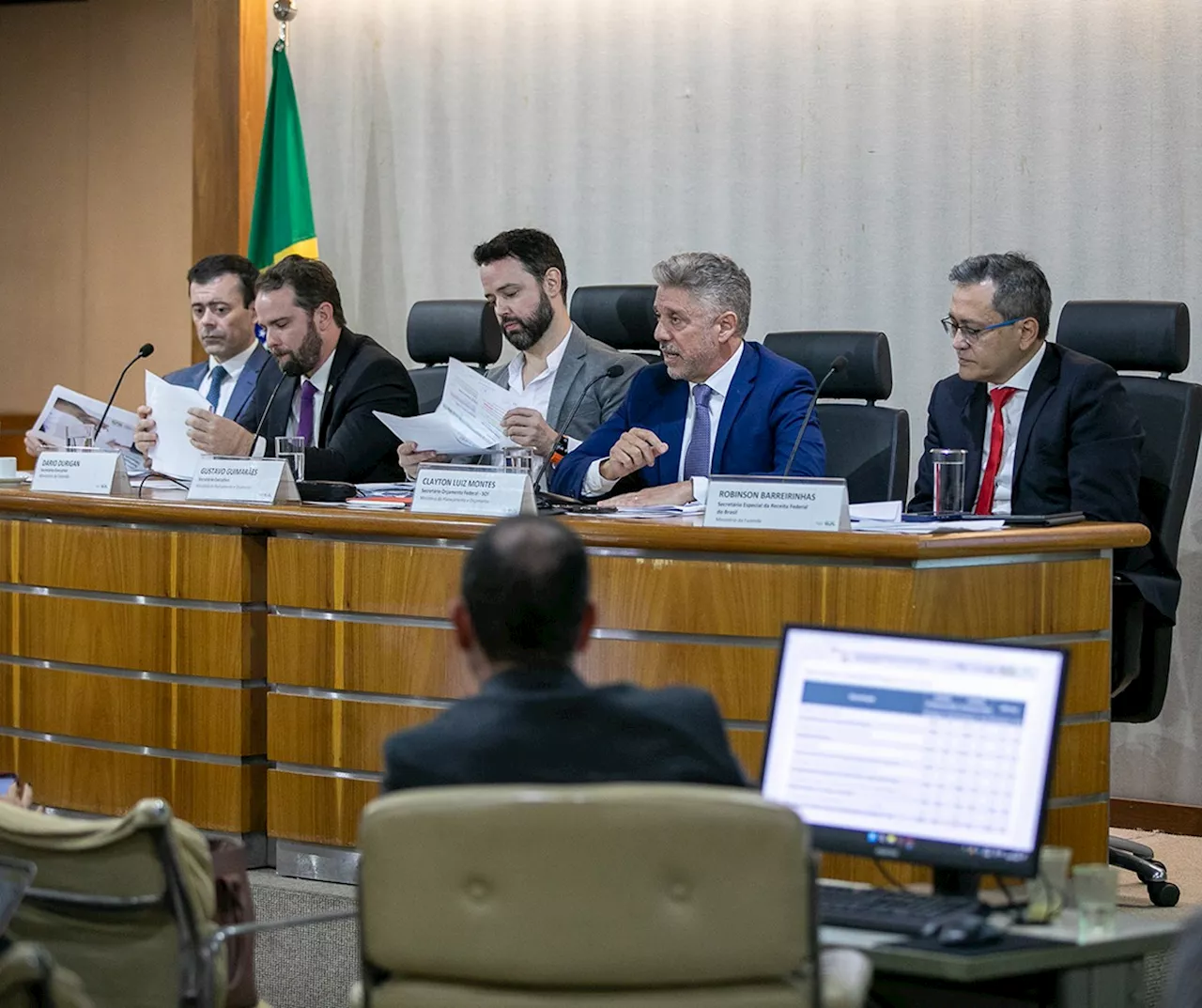 Receita projetada sobe, e governo reduz contenção