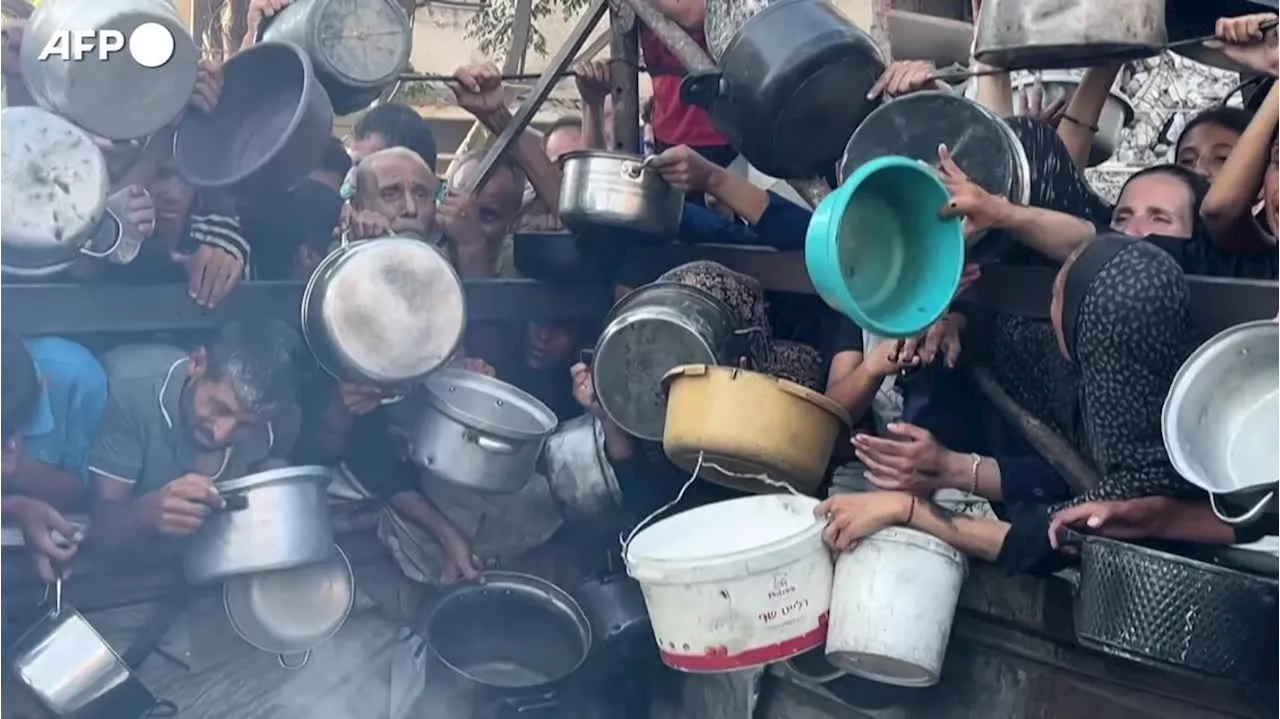 Gaza, ressa per il cibo: palestinesi in coda alla mensa della carita' per un pasto caldo