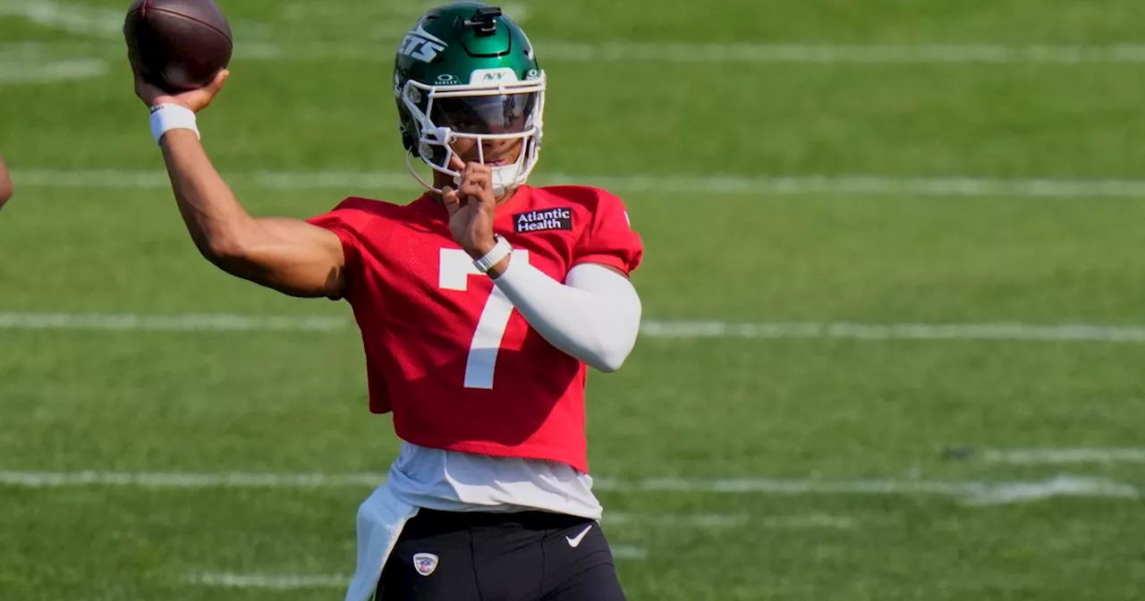 Justin Fields hurt during New York Jets training camp Thursday