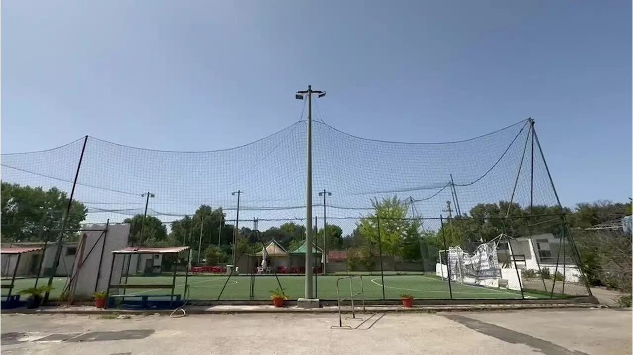 Lite per una partita di calcio, 15enne accoltellato nel Napoletano: e' grave