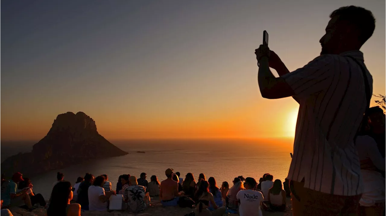 Malore a Ibiza mentre aspetta il traghetto, muore una bresciana 36enne