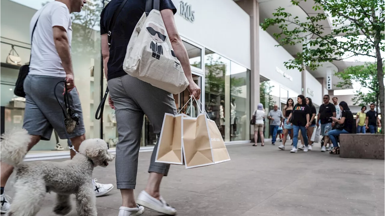 Sale a luglio la fiducia dei consumatori, cala per le imprese