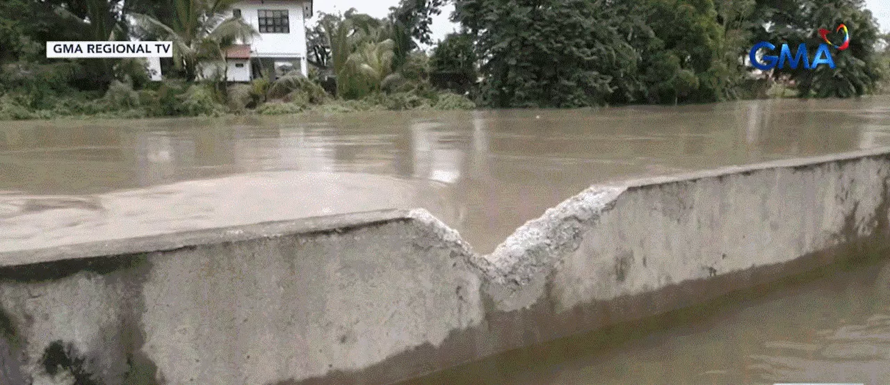 Residents break dike wall in flooded Calasiao, Pangasinan