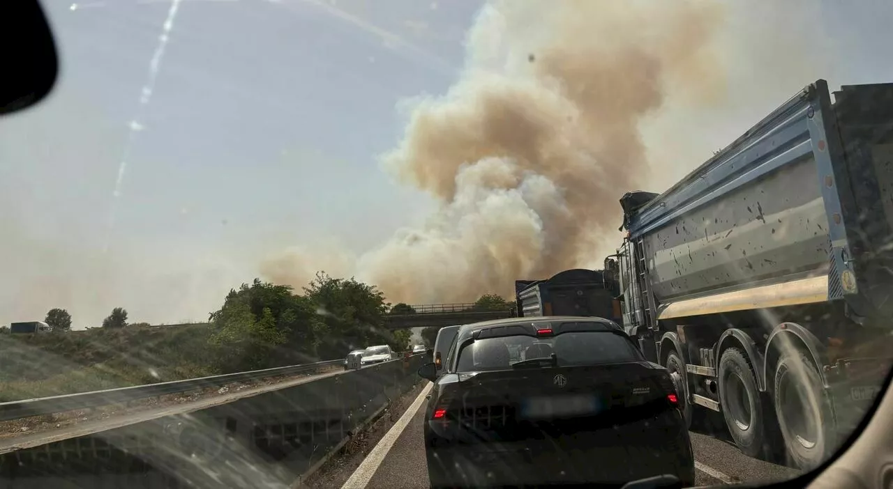 Incendio in Calabria, chiusa la strada dei Due Mari: centinaia di auto in coda, temperature oltre i 42 gradi