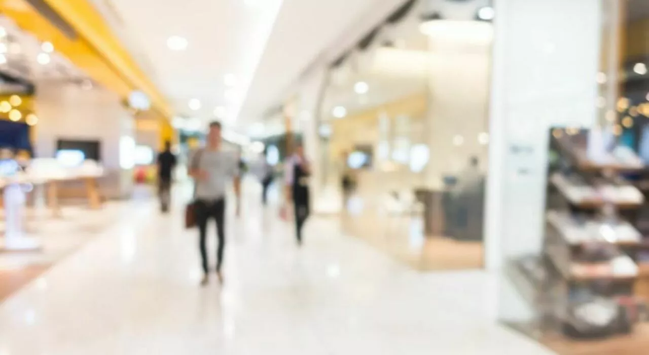 Salvatore picchiato dalla sicurezza del centro commerciale: «Mi chiamavano fro**o di me**a, ero a Roma per sup