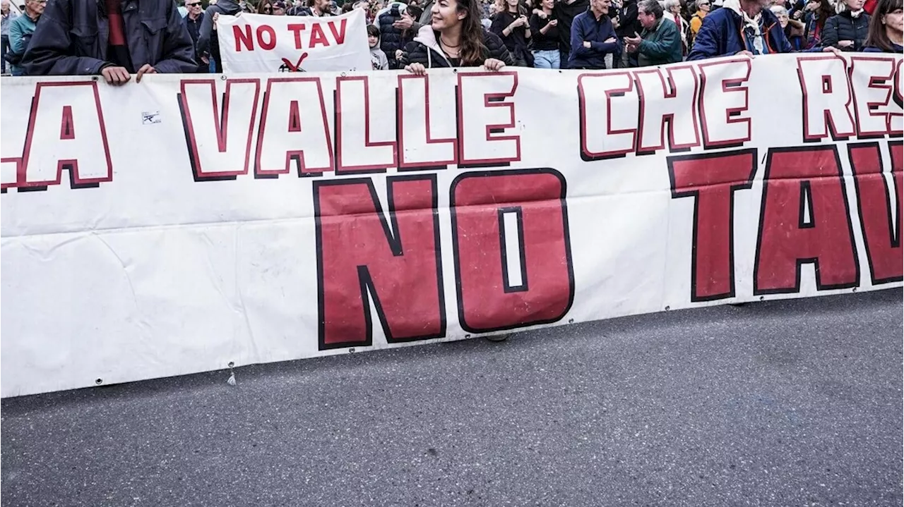 No Tav occupano l'autostrada, chiusa la Torino-Bardonecchia