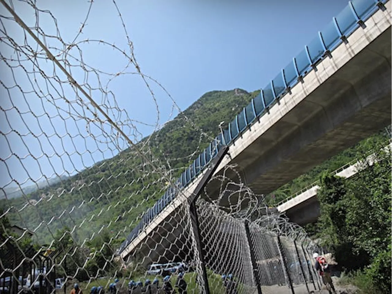 No Tav occupano autostrada, chiusa la Torino-Bardonecchia