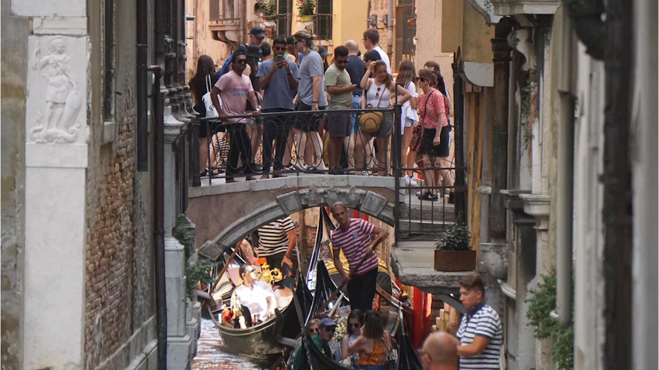 A Venezia troppi turisti per un giorno: 'Serve una maxi tassa'