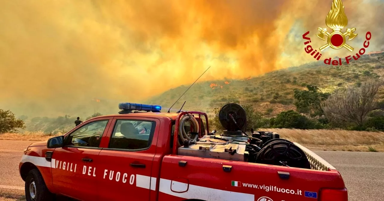 Villasimius, fiamme a ridosso della spiaggia: bagnanti in fuga, soccorsi anche dal mare