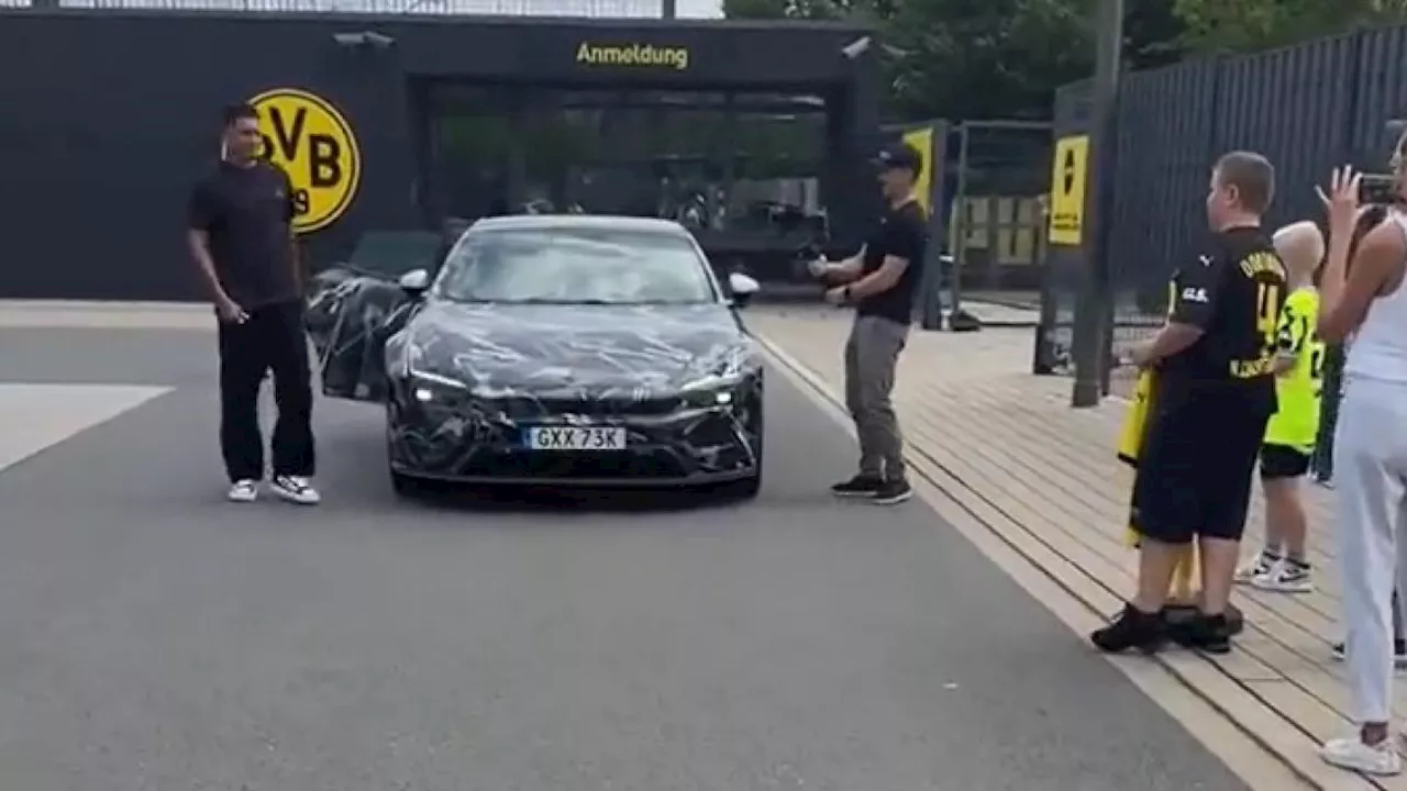 Jobe Bellingham su un'auto elettrica camuffata all'allenamento