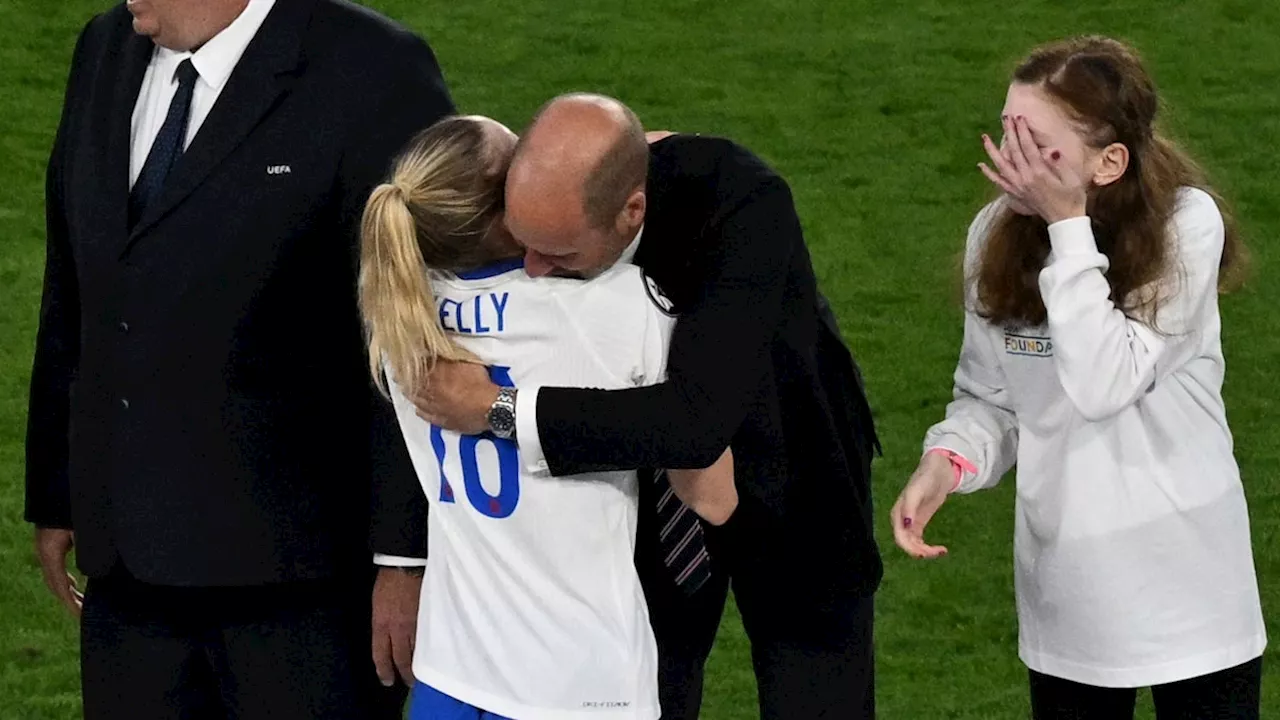 Königlicher Beistand im Finale - Prinz William umarmt Spielerinnen nach EM-Triumph