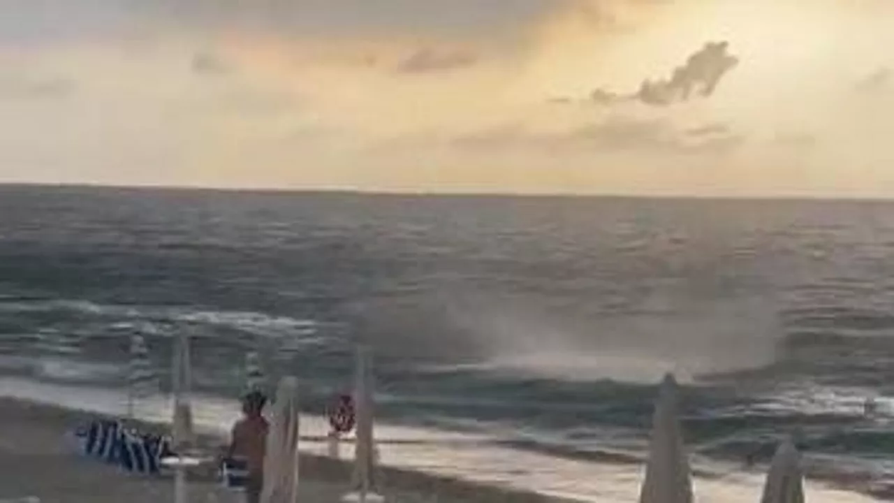 Tromba d'aria sulla spiaggia di Tropea: la paura dei bagnanti in fuga
