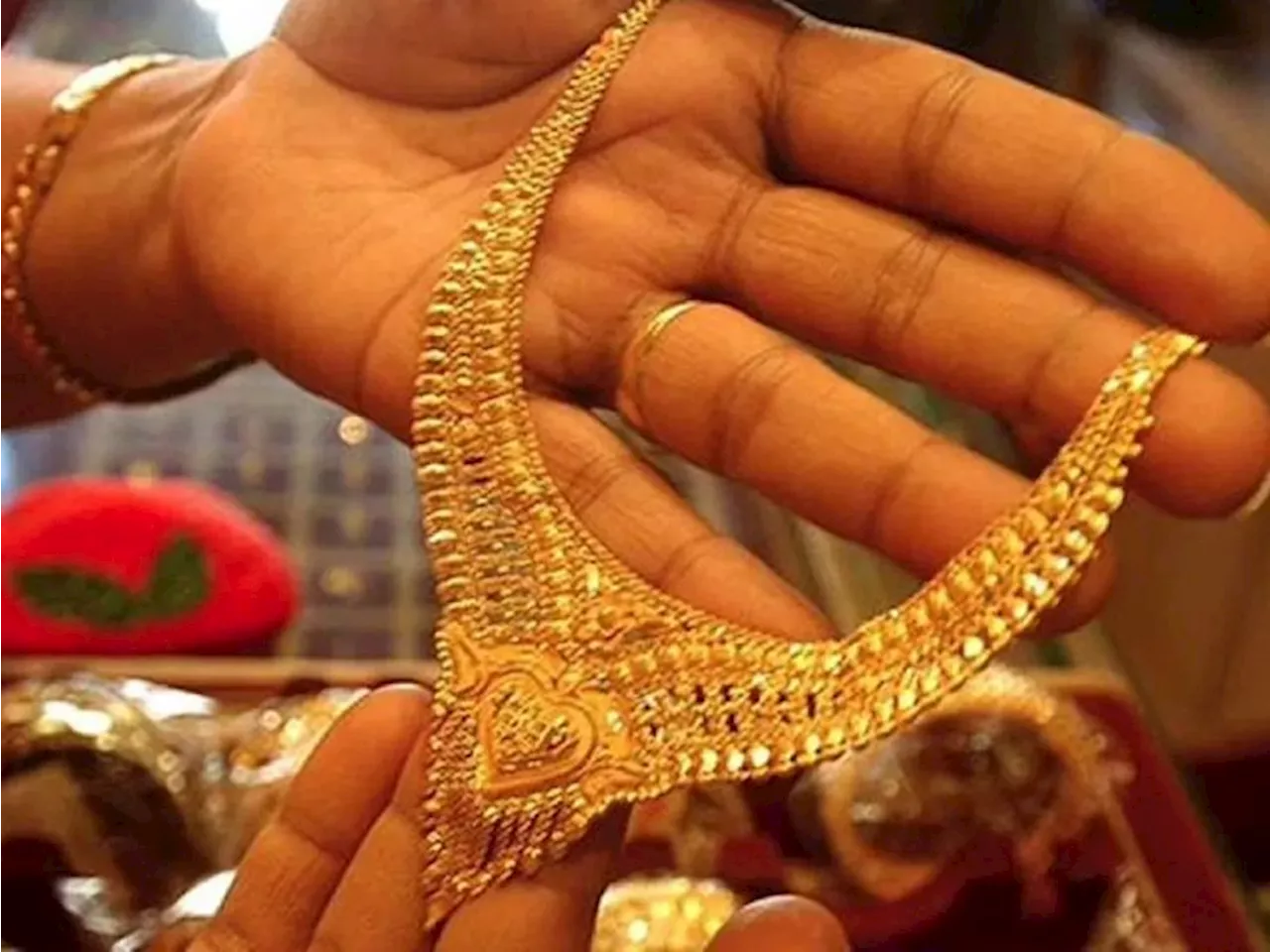 आज सोने-चांदी के दाम में गिरावट: गोल्ड ₹98,375 प्रति 10 ग्राम पर आया, चांदी ₹1135 कम होकर ₹1.13 लाख किलो बि...