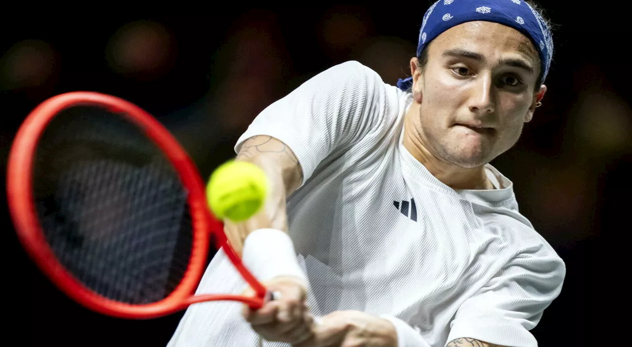 Mattia Bellucci eliminato al primo turno del Masters 1000 di Toronto. L'azzurro si ritira per crampi nel terzo set