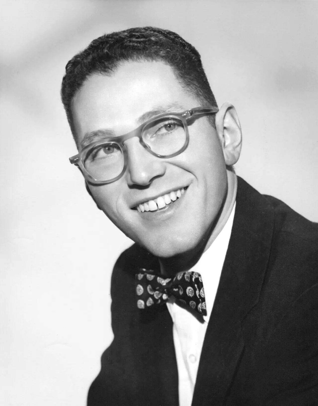 Tom Lehrer, musical satirist and maths prodigy behind ‘Poisoning Pigeons’, dies at 97