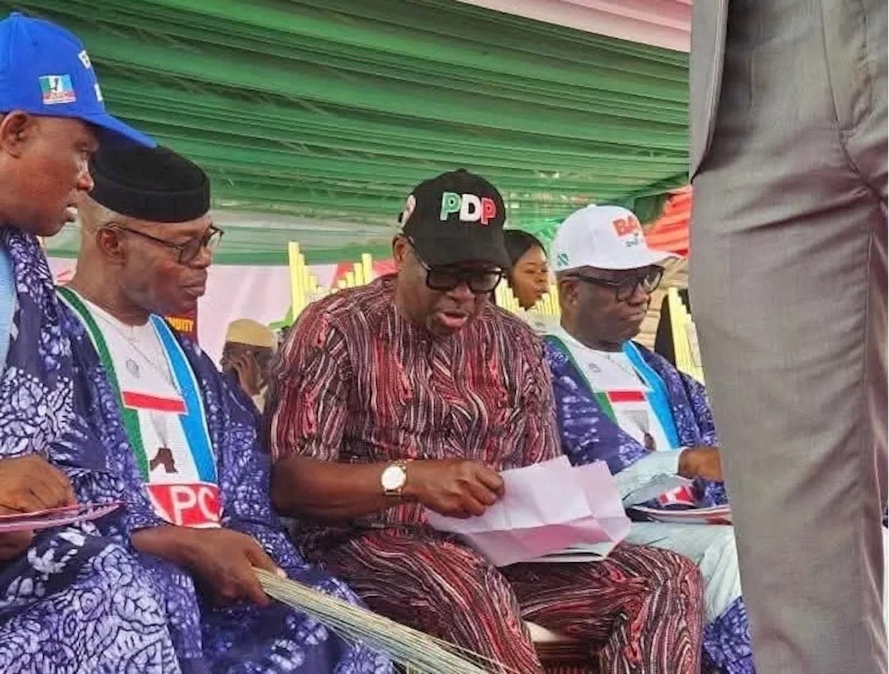SPOTTED: Fayose dons PDP cap at APC rally, endorses Tinubu for re-election