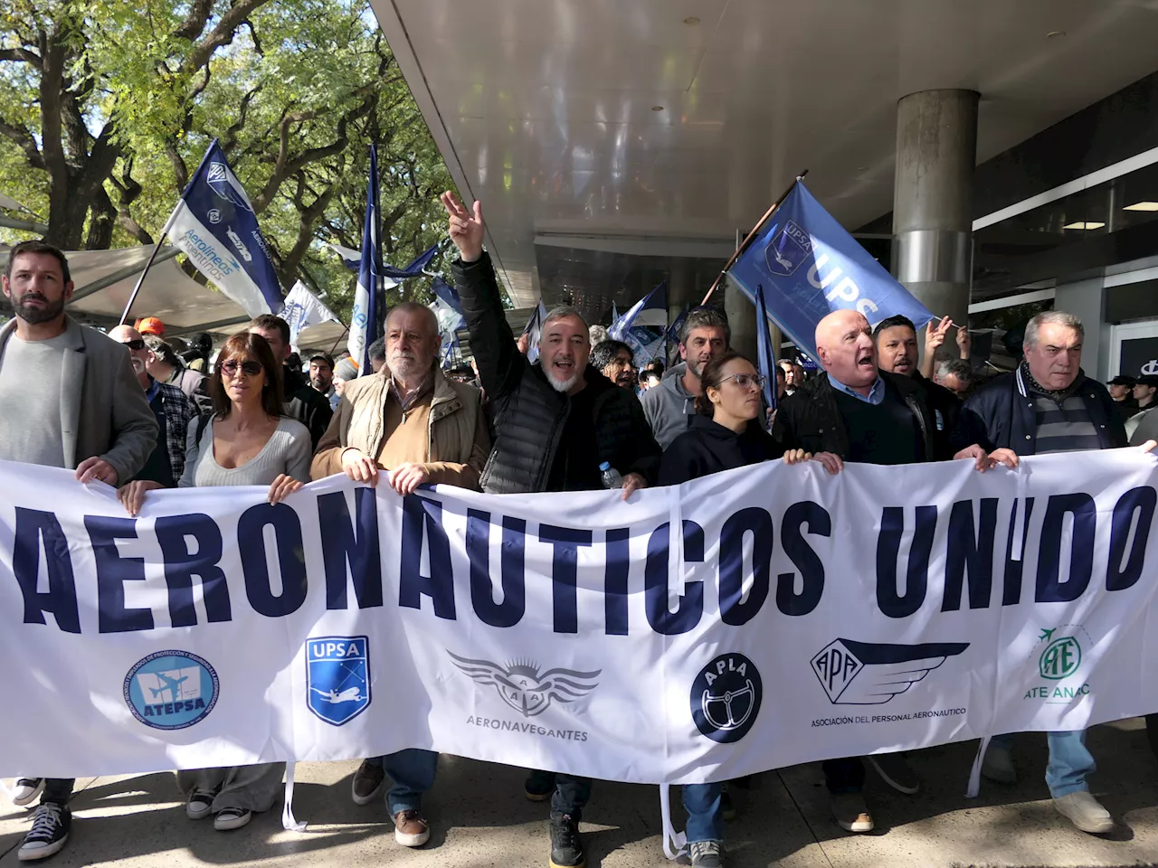 Acusan al Gobierno de echar 'personal calificado' de la ANAC y contratar militantes libertarios
